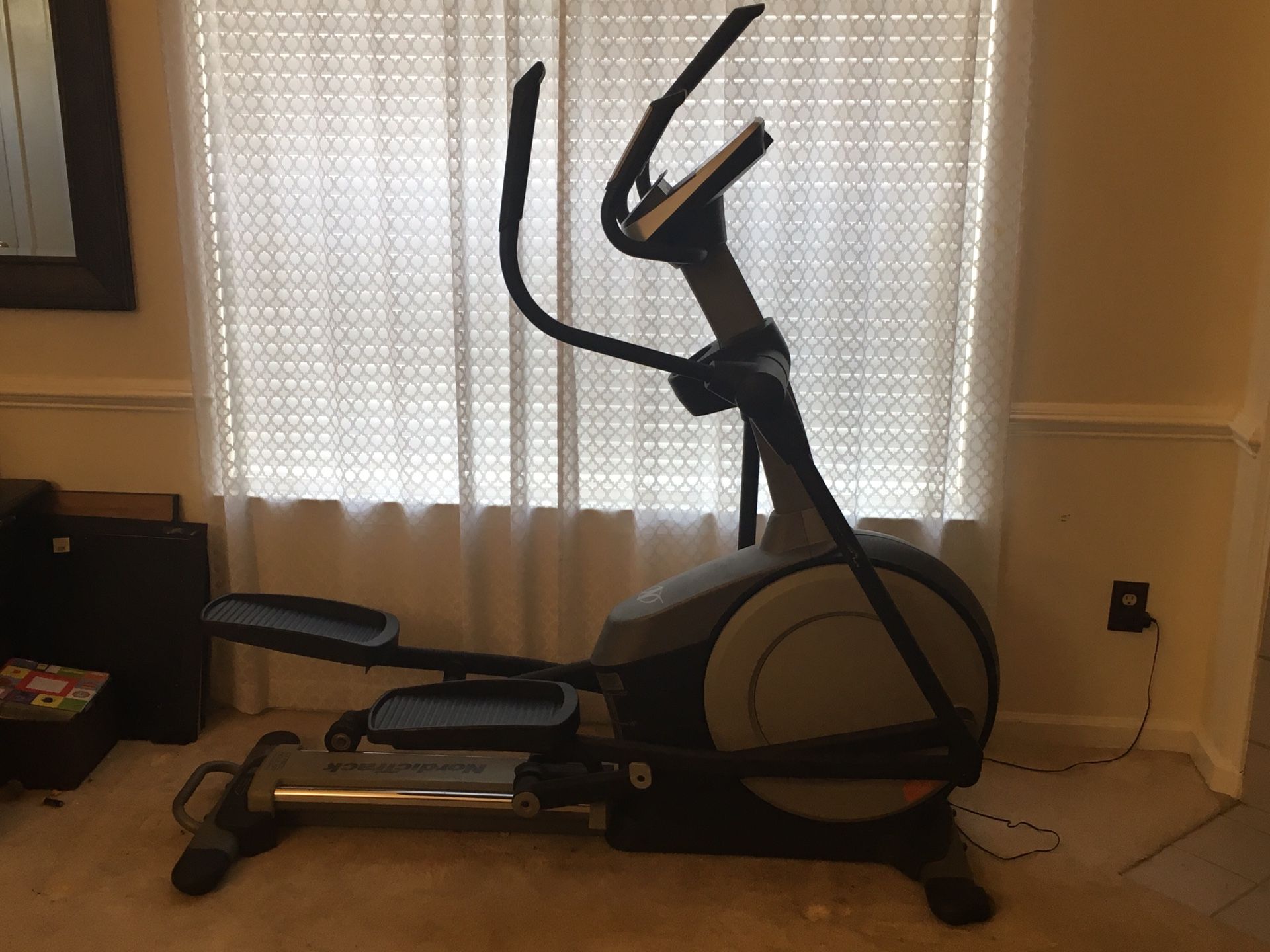 NordicTrack E5.7 Elliptical Trainer Exercise Machine