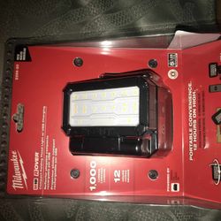 MILWAUKEE M18 ROVER COMPACT FOLDING FLOOD LIGHT