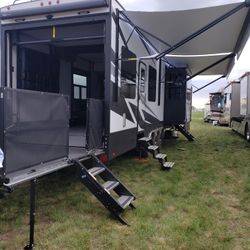 2020 Dutchmen Voltage 45' Toyhauler