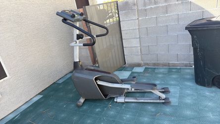 Free elliptical machine