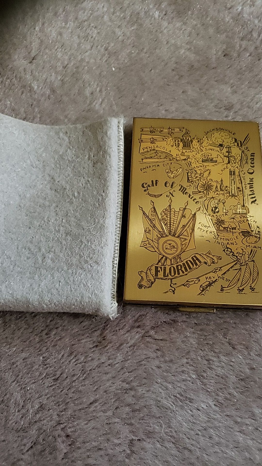 NEW UNUSED 1949 GFWC CONVENTION SOUVENIR COMPACT FROM HOLLYWOOD, FLORIDA