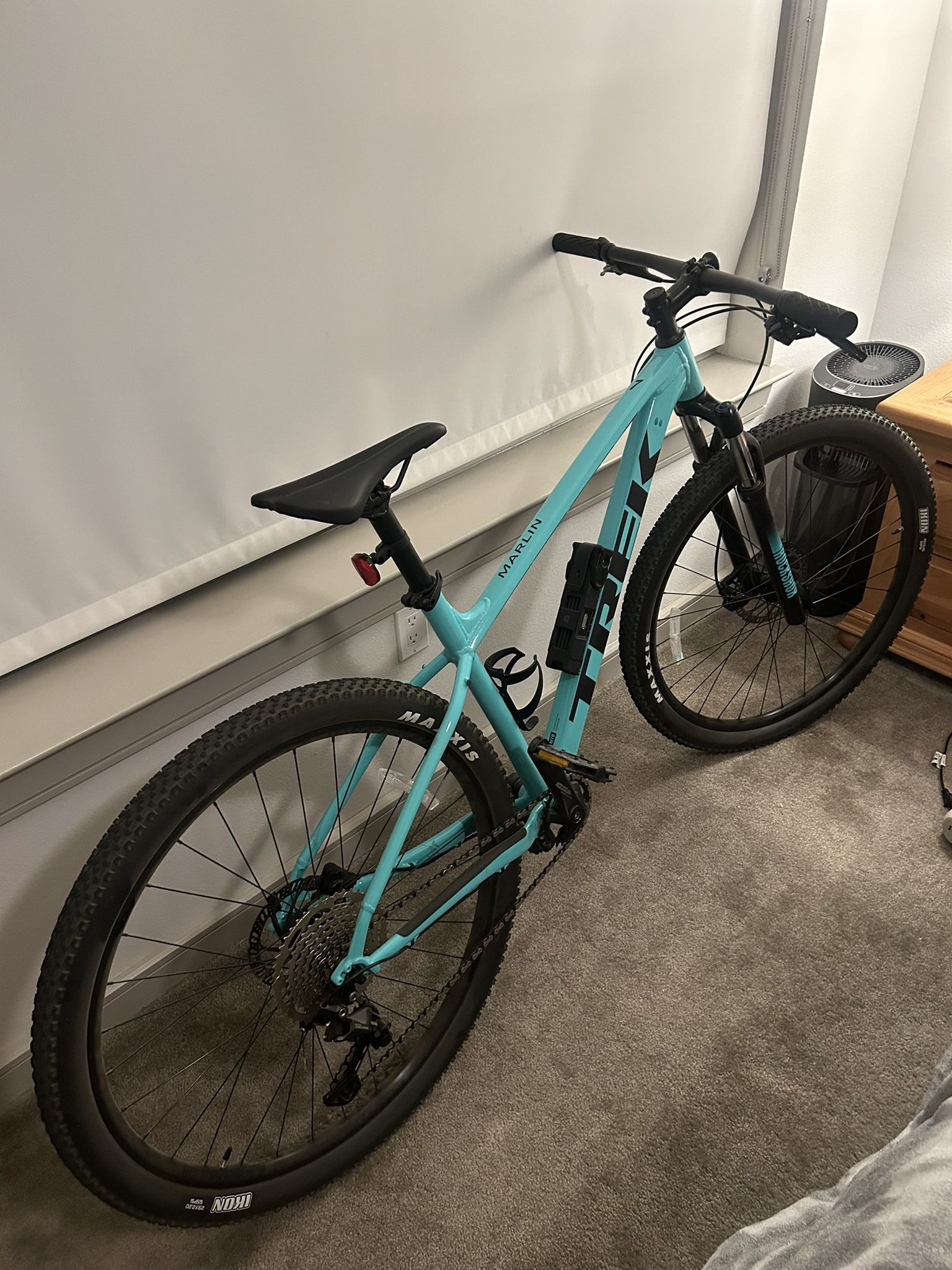 Trek Marlin 7 - Miami Green W/ Abus Bontrager Pro Keyed Folding Lock