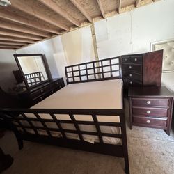 KING SIZE BEDROOM SET. JUEGO DE RECÁMARA TAMAÑO KING