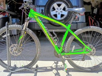 29 inch Specialized Rockhopper mountain bike with extra tire
