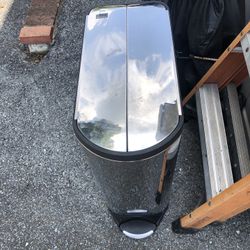 SIMPLEHUMAN LARGE KITCHEN TRASH CAN