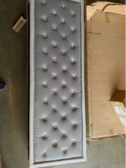 New queen size gray crystal button tufted platform velvet fabric bed frame with charging ports