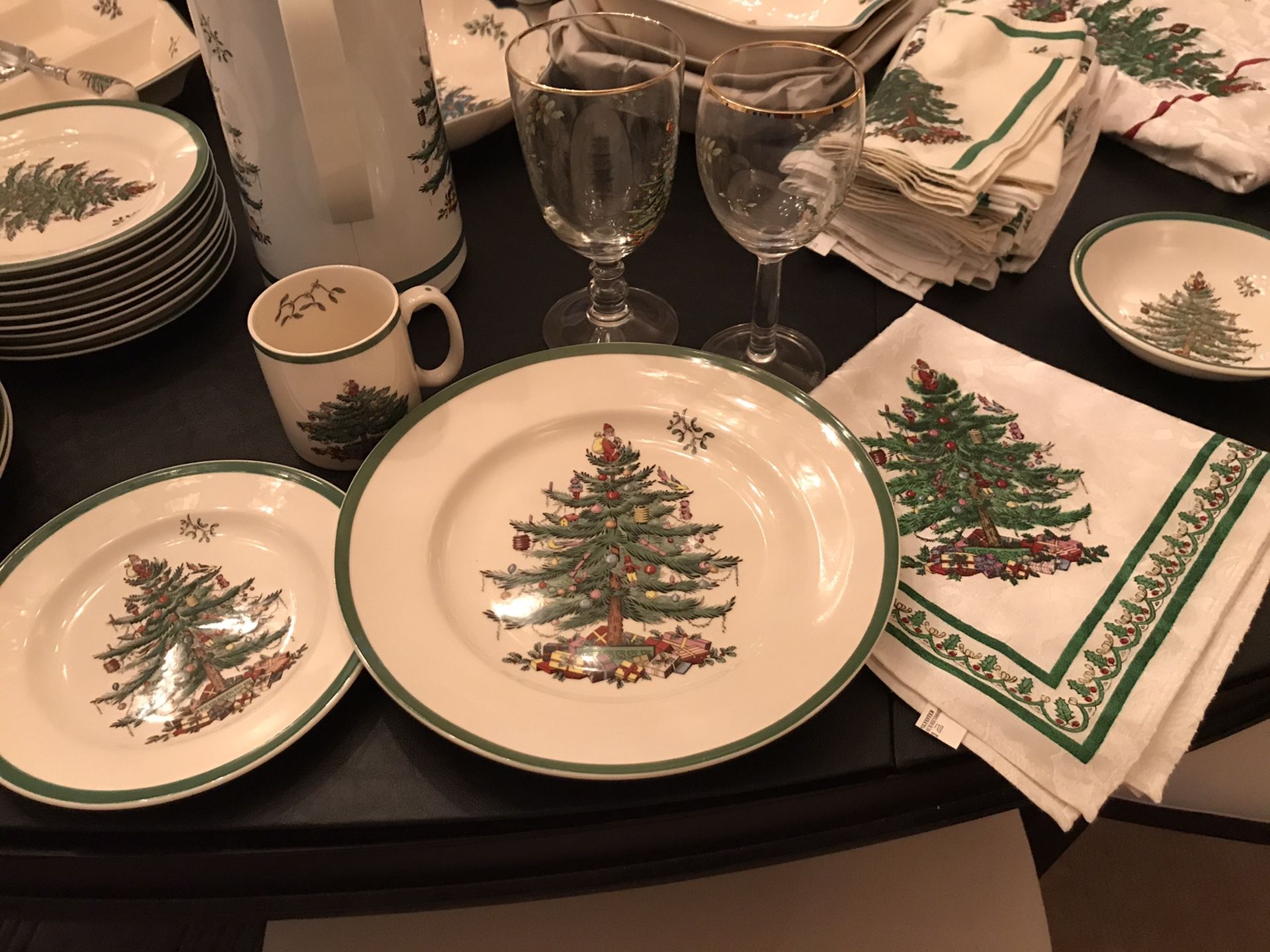 Spode Christmas dinnerware for 24 plus serving pieces and linens.