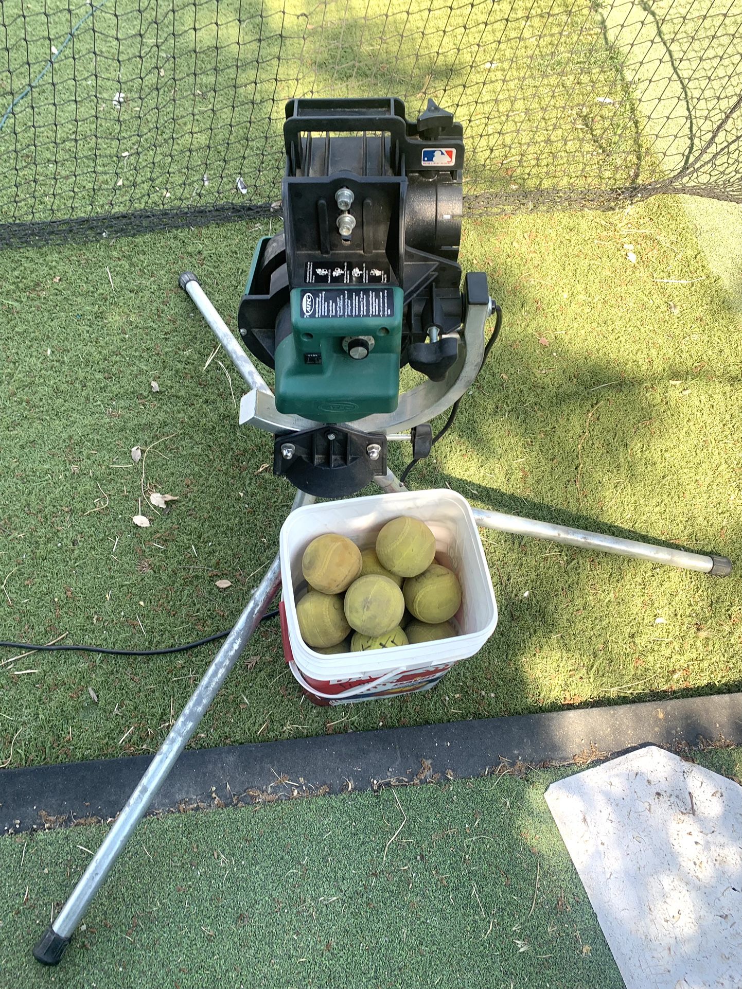 ATEC Power Streak Baseball / Softball Training Machine, & Softballs 110 ...