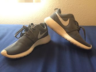 NIKE ROSHE SIZE:5.5