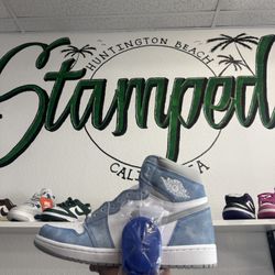 Jordan 1 Hyper Royal 