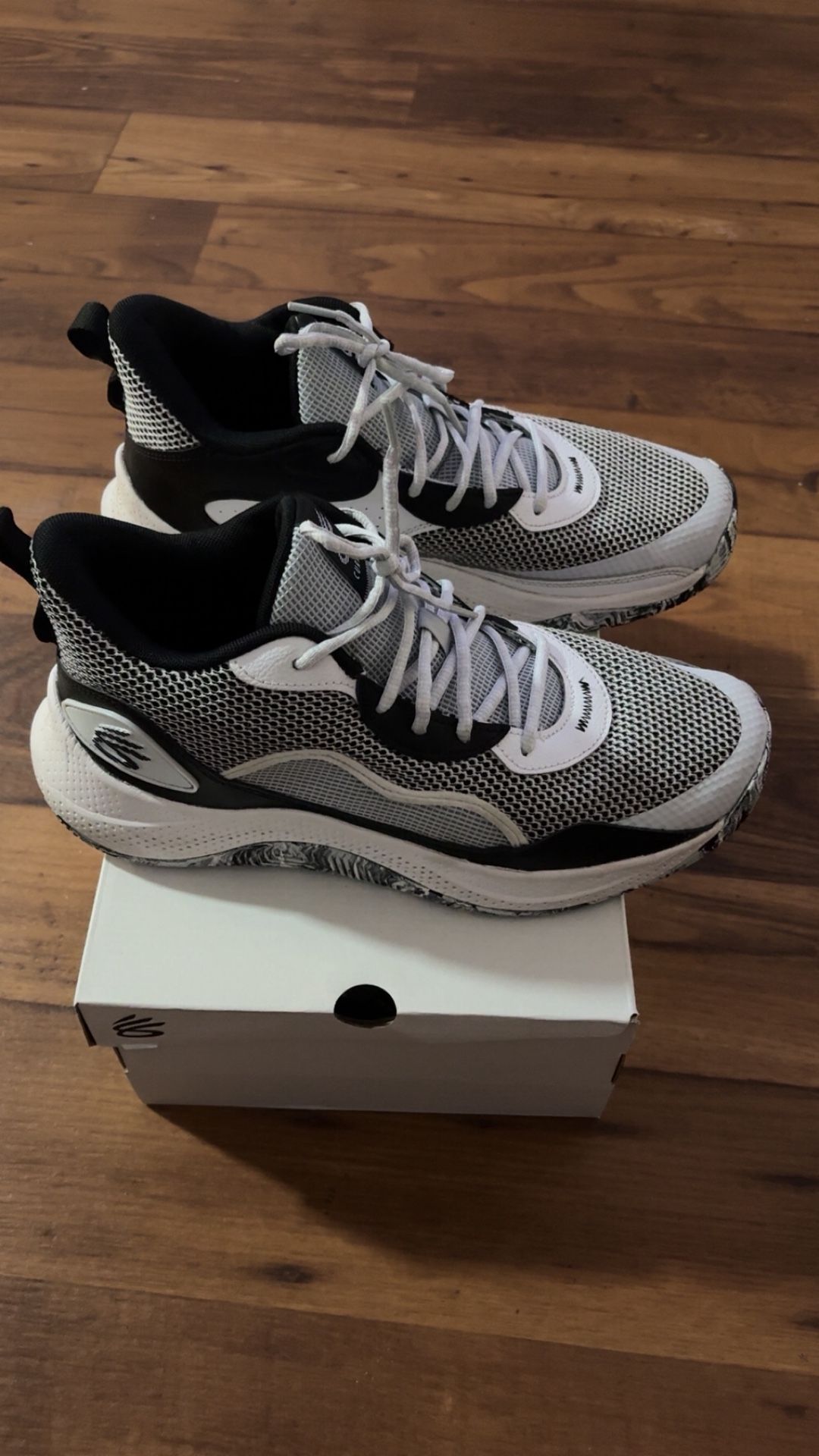 Mens Steph Curry’s size 11.5