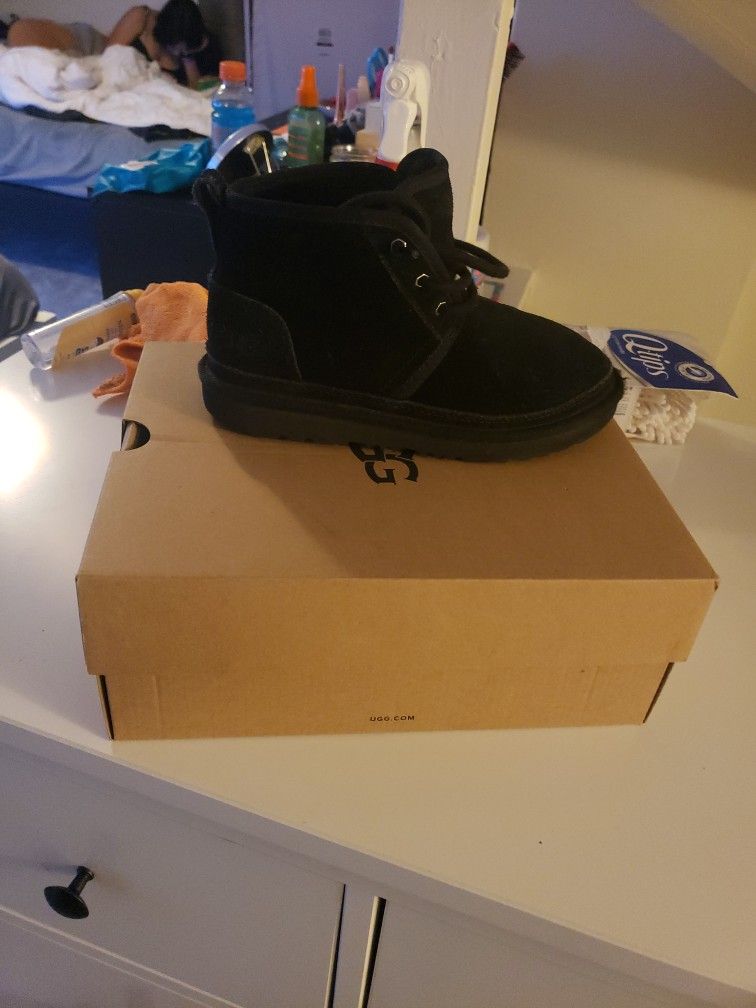 UGGS, BLACK SIZE 2Y