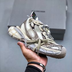 Balenciaga Men’s Sneaker With Box New
