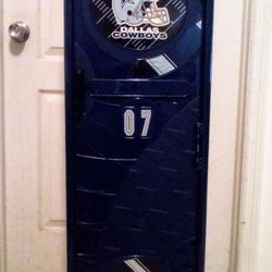                     SPORT LOCKER