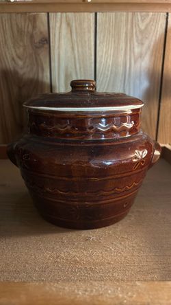Daisy pot - stoneware bean pot
