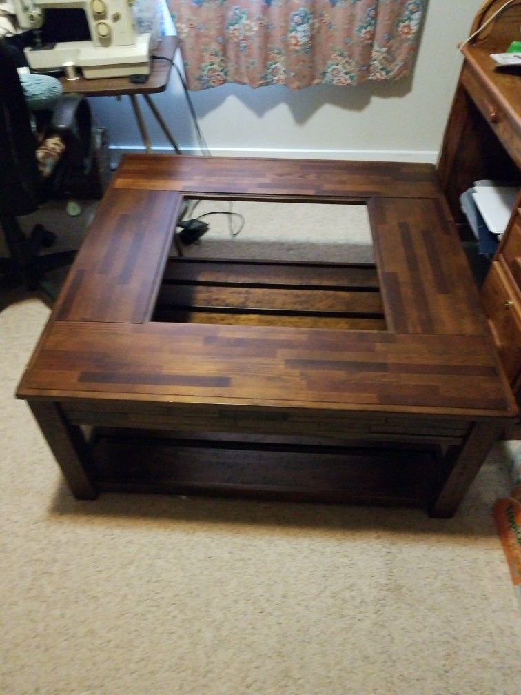 Real Wood Coffee table, With Glass Center Measurements  40"×40" Square Coffee table .like New .