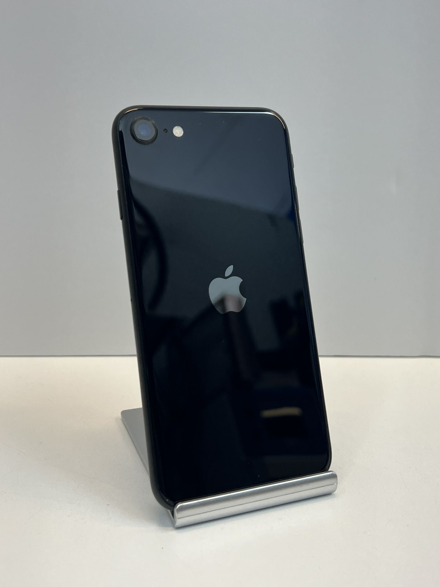 Apple iphone SE3 64gb. ( UNLOCKED )
