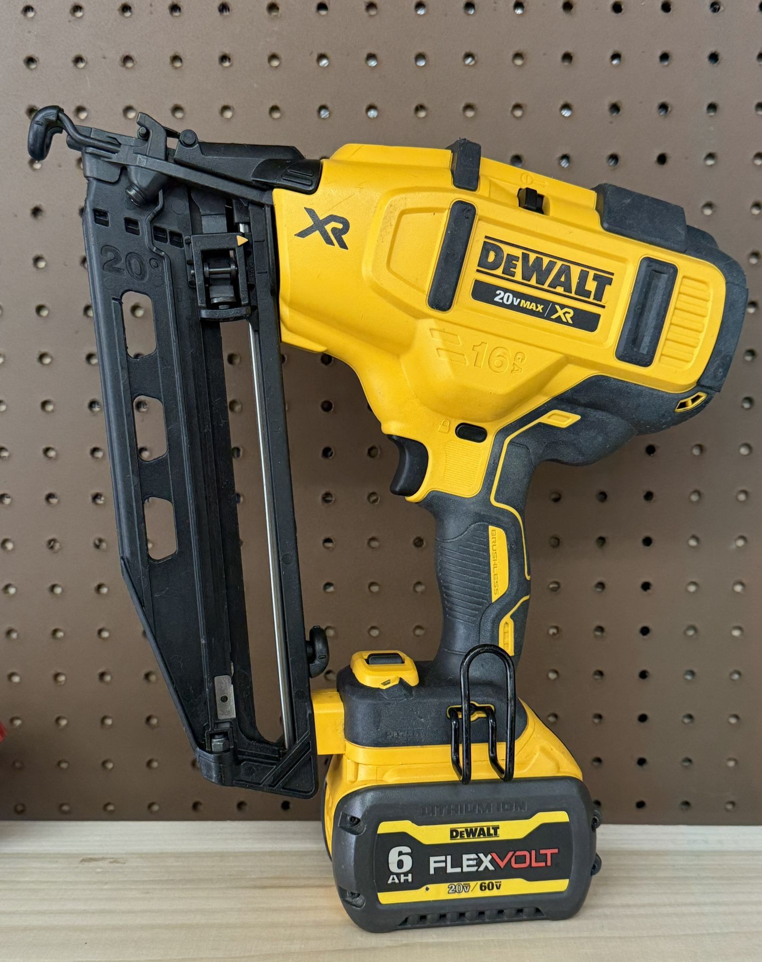 DeWalt DCN660 20V 16GA 2-1/2" Angled Finish Nailer w/6Ah Battery