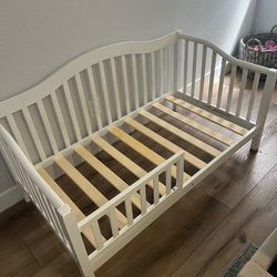 Toddler bed wood