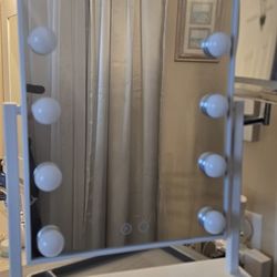 Lighted Dimming Mirror