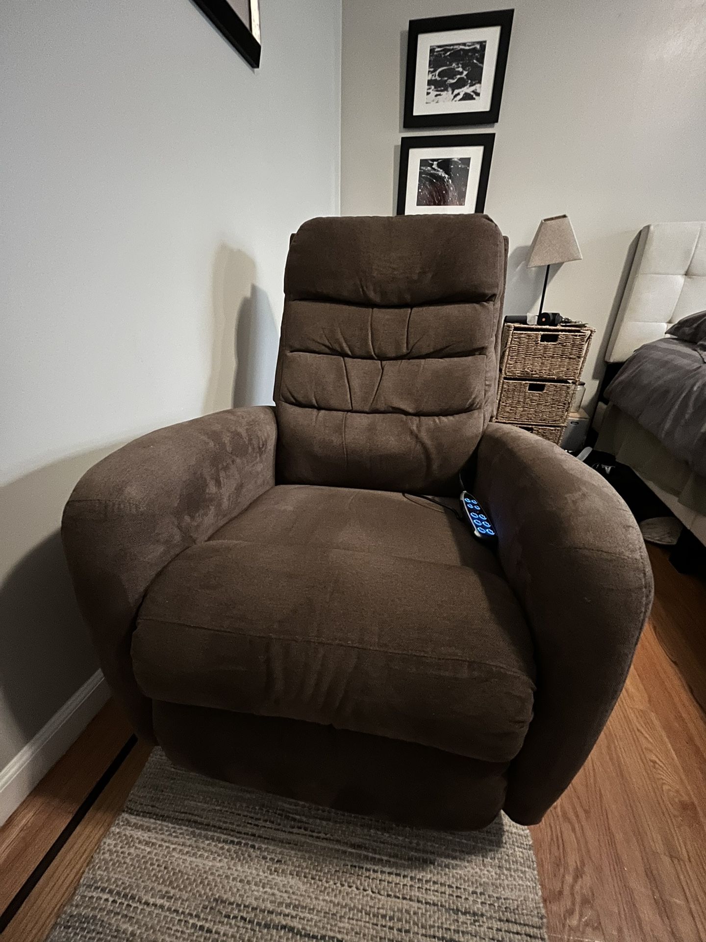 Electric Recliner LaZboy. Can Be Delivered 