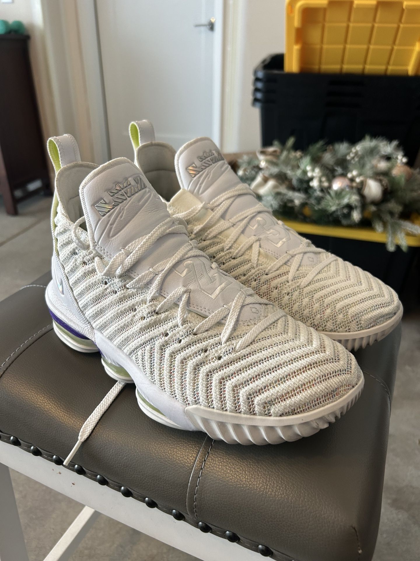 Nike LeBron 16 sz 11