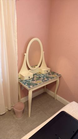 Vanity desk