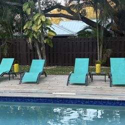 4 Chaise Pool Lounges With Side Tables