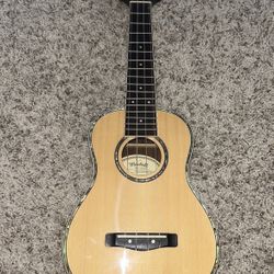 Mitchell MU-70 N Ukulele 