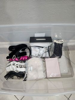 Women's junior size 5/6 clothing. Shoes sz 8. Tote included