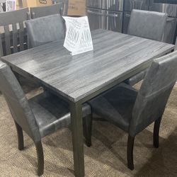 5 Pcs Table Set Table / 4 Chairs !!!
