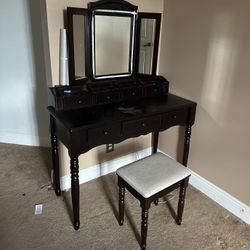Makeup vanity