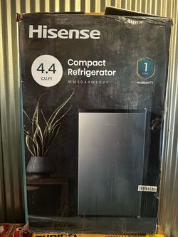 Hisense 4.4 Cu Ft Compact Refrigerator - Excellent Condition