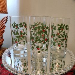 Vintage, Set Of 4 , Christmas Glasses, Mint Condition.