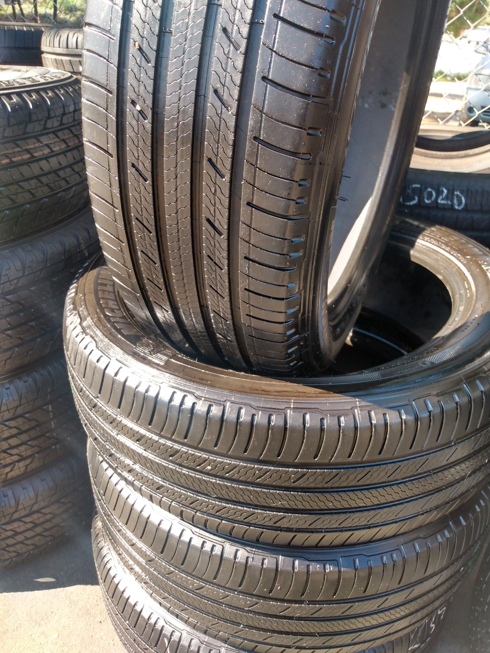 SET TIRES MICHELIN 235/55R20 $200 CASH