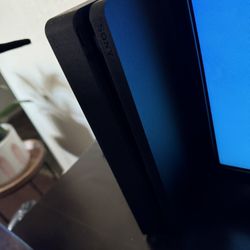 PS4 2 Wireless Controllers And A lot Of Games For Sale 