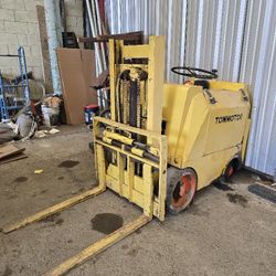 TOWMOTOR FORKLIFT