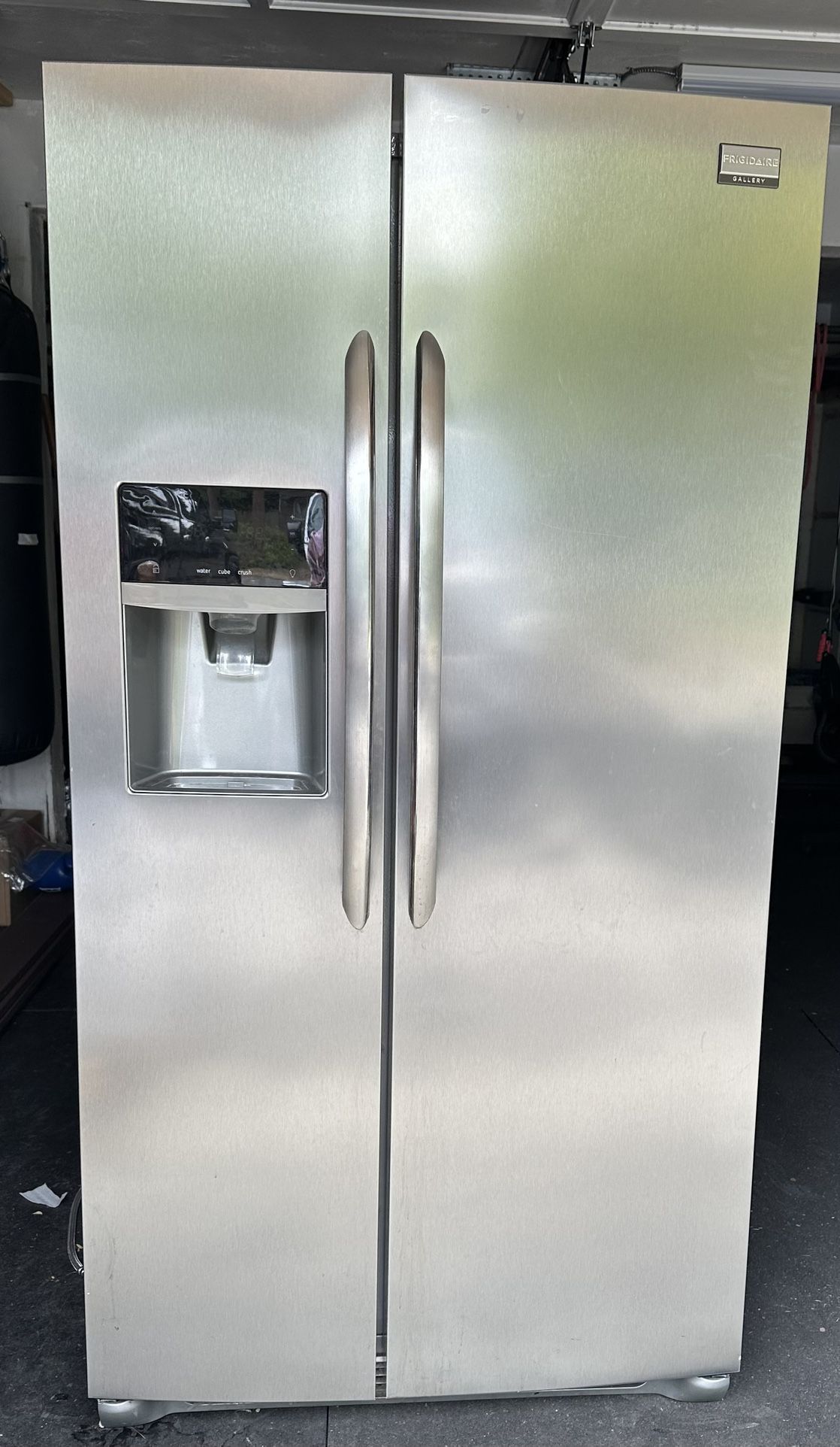Fridgidaire Refrigerator And Freezer