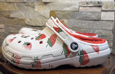 Men 5 Woman 7 Crocs Classic Lined Clog in the white and red strawberry pattern