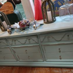 CUTE BLUE BUFFET OR TV STAND AT PICKY PINCHERS 801 TURNER ST CLEARWATER OPEN NOON TO 6 FREE DELIVERY
