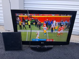 LG 32 LH 20 Flat Screen LCD TV with Stand