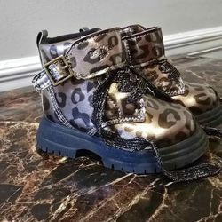 Osh Kosh Boots. Never worn. Size:4m