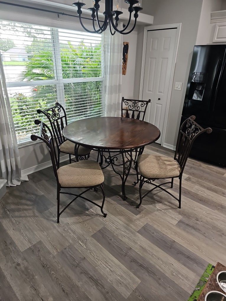 Kitchen Table With 4 Chairs