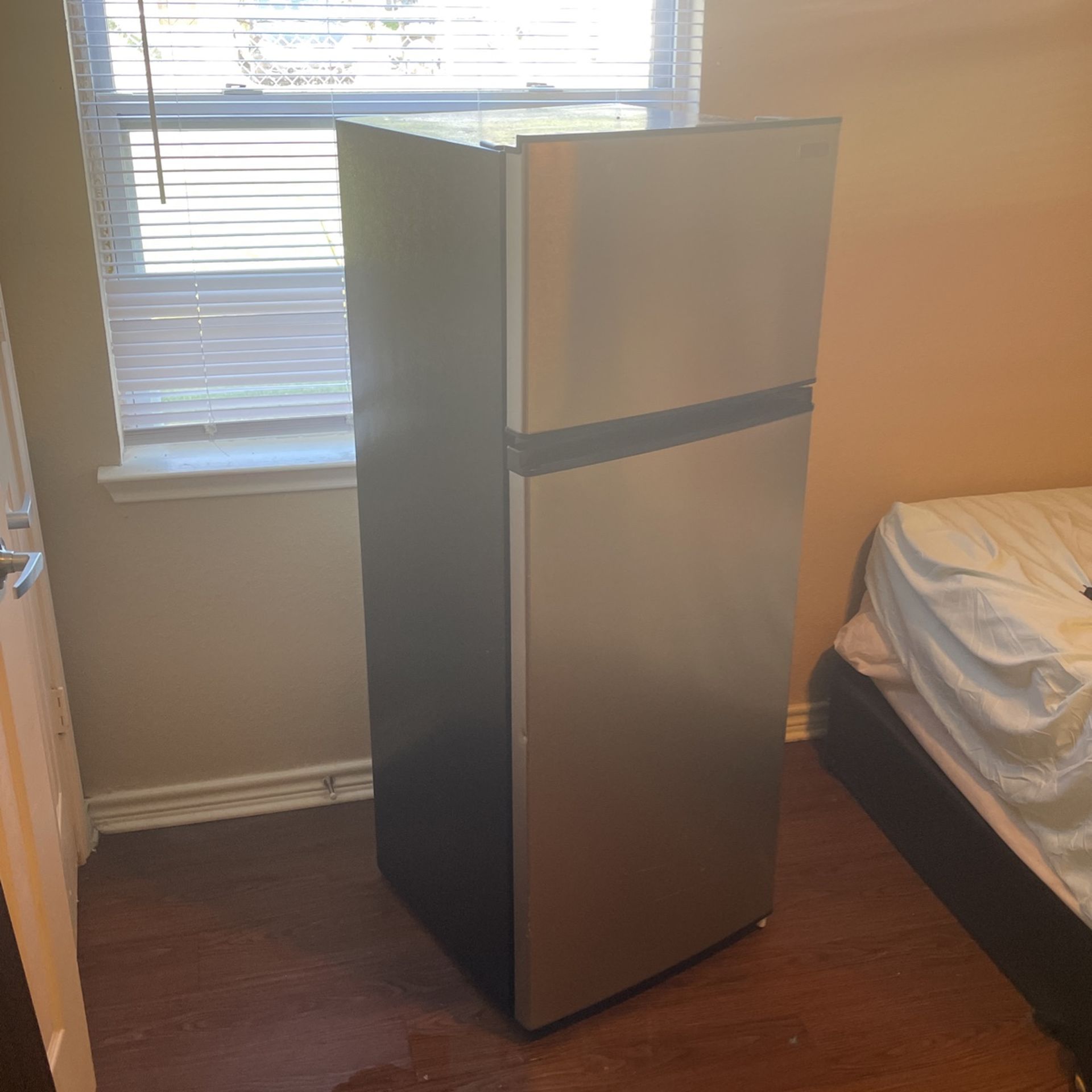 Medium Grey Vissani Refrigerator 