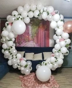 Wedding circle ballon decor white and gold rose