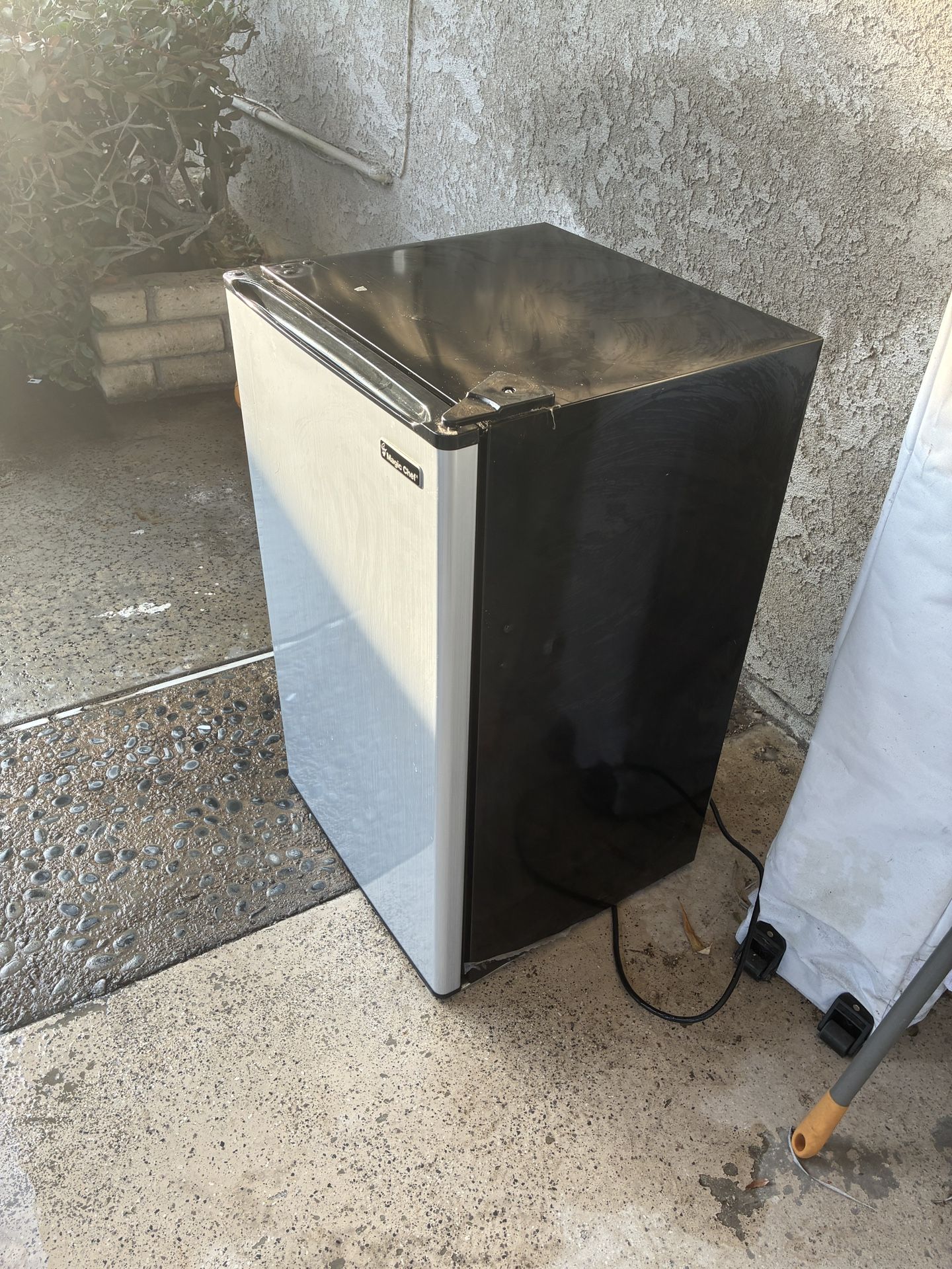 Mini fridge With Freezer Shelf- Works Great Very Cold