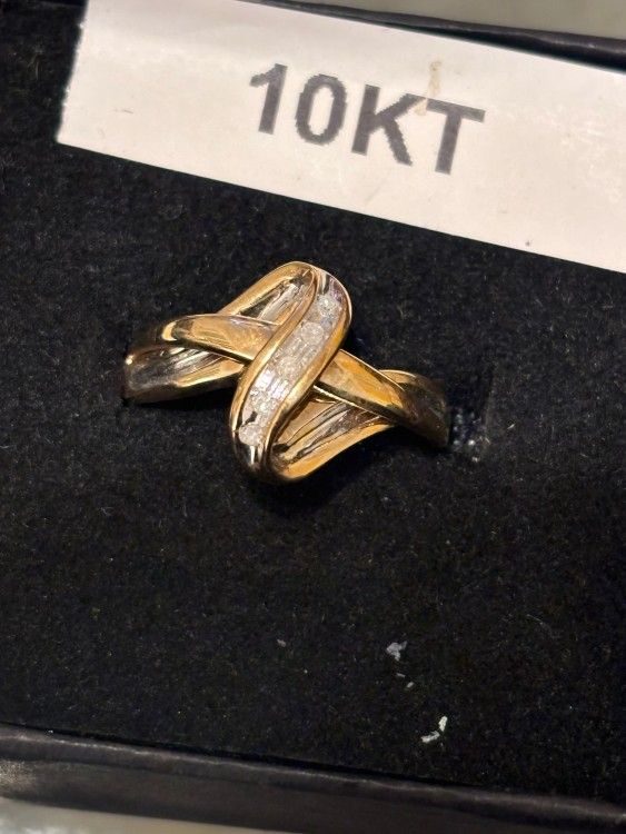 Diamond Ring 10kt Yellow Gold