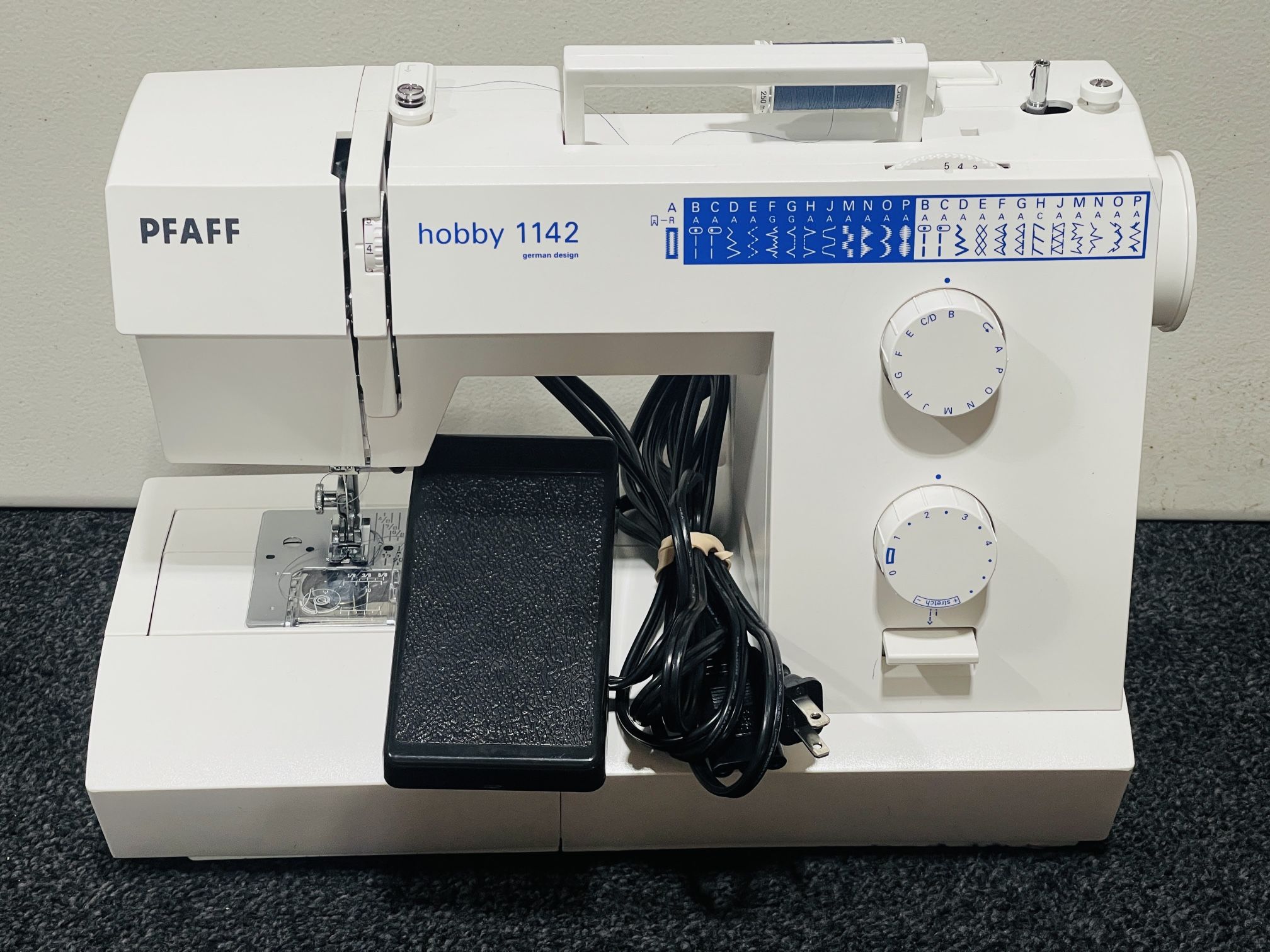 PFAFF Hobby 1142 Sewing Machine