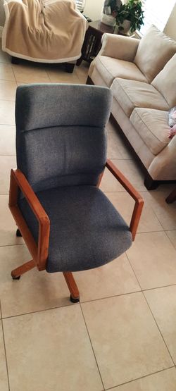 Globe Model 8301 Desk Chair