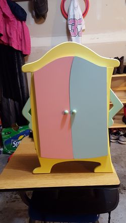 Wooden cabinet and drawer set